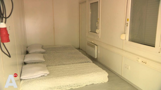 Illustration for article titled Alquila por Airbnb una "casa limpia con baño privado". Es un contenedor de transporte en medio de la carretera